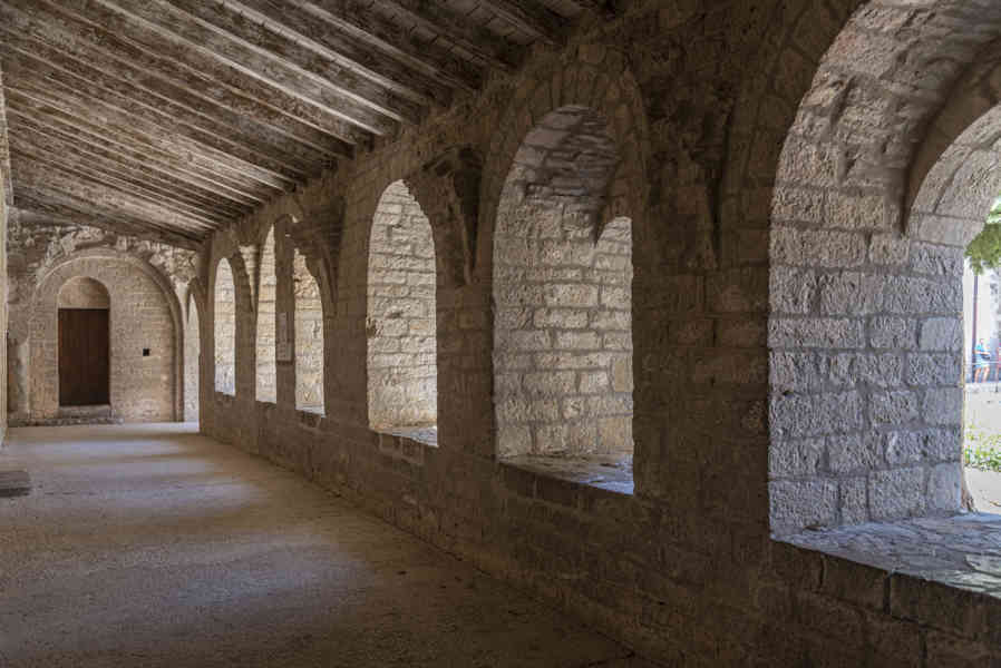 Francia - Saint-Guilhem-le-Désert 019 - abadía de Gellone - claustro.jpg